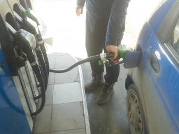 Peste jumătate din preţul carburanţilor reprezintă accize şi taxe
